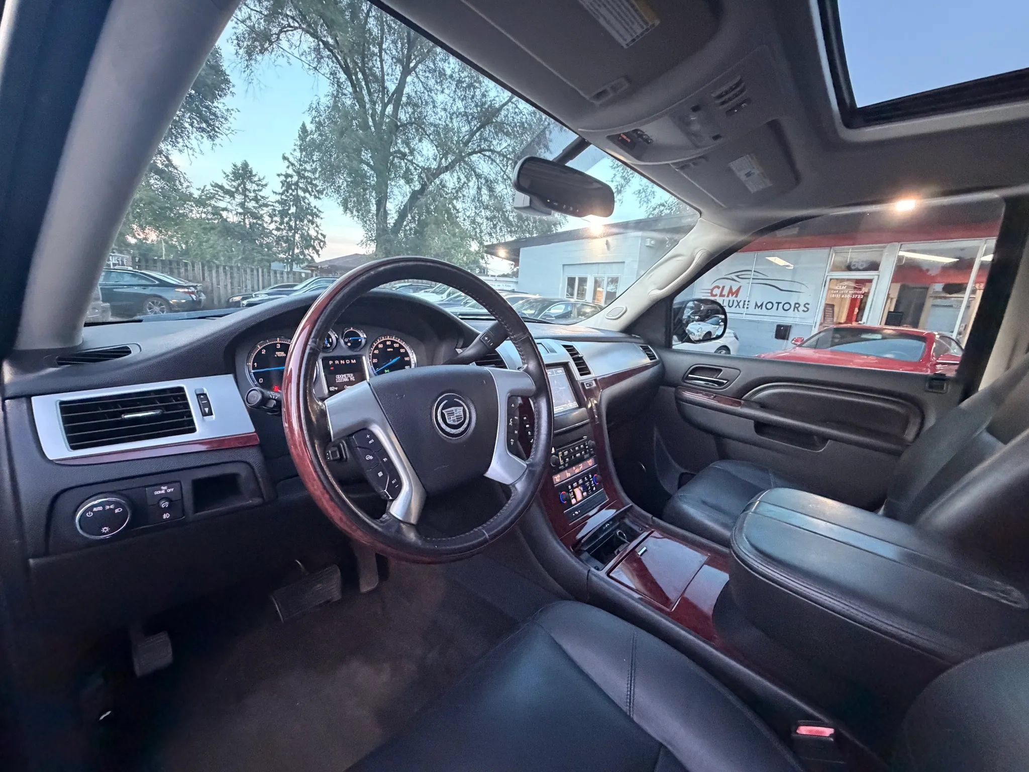 Used 2011 Cadillac Escalade ESV Luxury AWD/4WD image 8