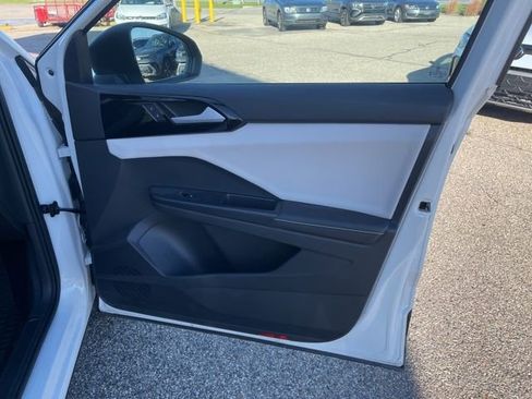 Used 2025 Volkswagen Taos S image 15