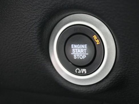 Used 2025 Chrysler Pacifica Limited FWD image 24