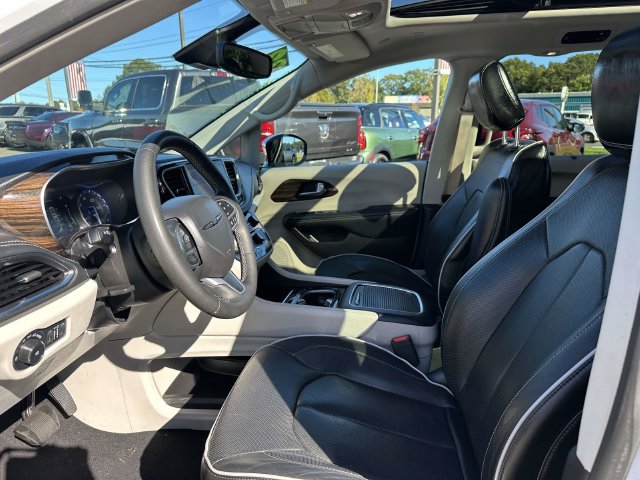 Used 2023 Chrysler Pacifica Limited FWD image 10
