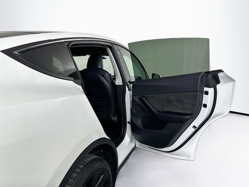 Used 2021 Tesla Model Y Long Range AWD/4WD image 29