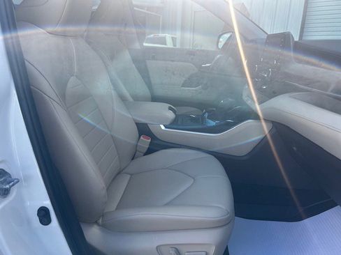 Used 2022 Toyota Highlander XLE image 9