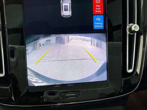 Used 2023 Volvo XC40 B4 Plus image 28