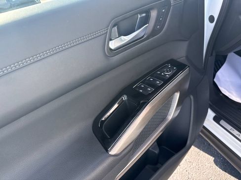 Used 2025 Nissan Pathfinder Platinum FWD image 14