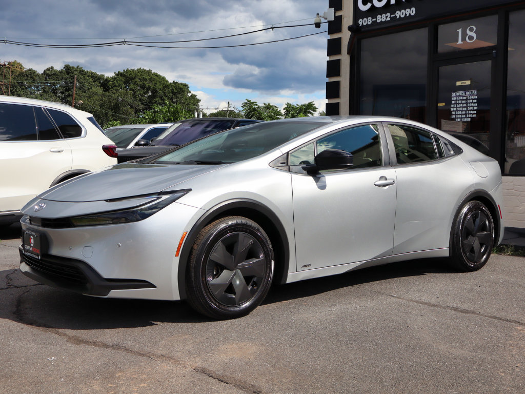 Used 2024 Toyota Prius LE AWD/4WD image 2