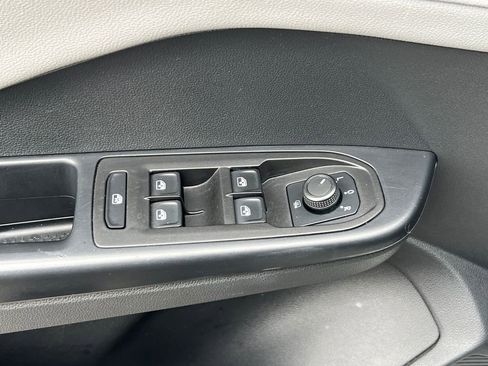 Used 2024 Volkswagen Taos SE image 16