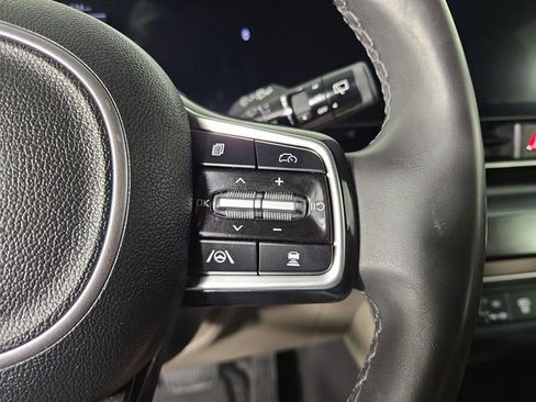 Used 2025 Kia Carnival FWD image 24