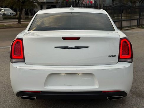 Used 2022 Chrysler 300 Touring w/ Sport Appearance Package image 5