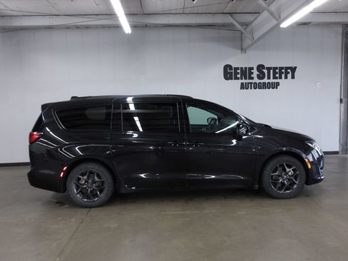 Used 2018 Chrysler Pacifica Touring-L Plus w/ S Appearance Package FWD image 3
