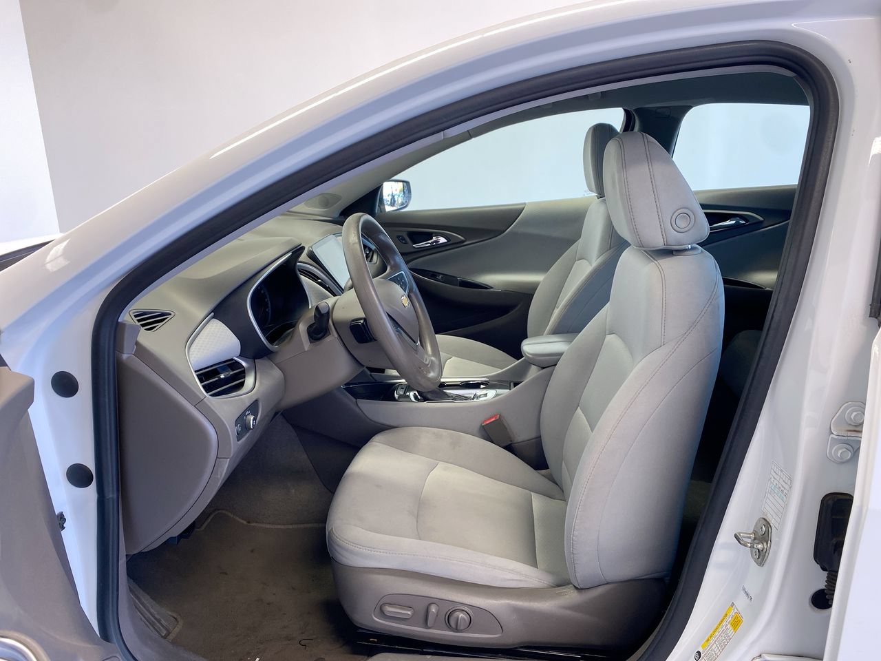 Used 2022 Chevrolet Malibu LT FWD image 16