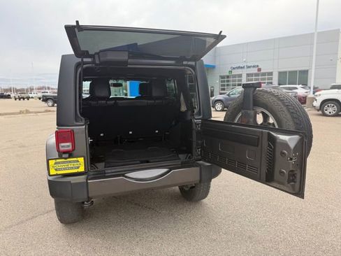 Used 2017 Jeep Wrangler Unlimited Sahara w/ Connectivity Group AWD/4WD image 15