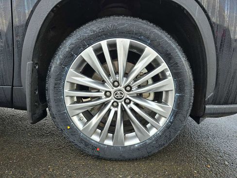 Used 2024 Toyota Highlander Platinum image 10