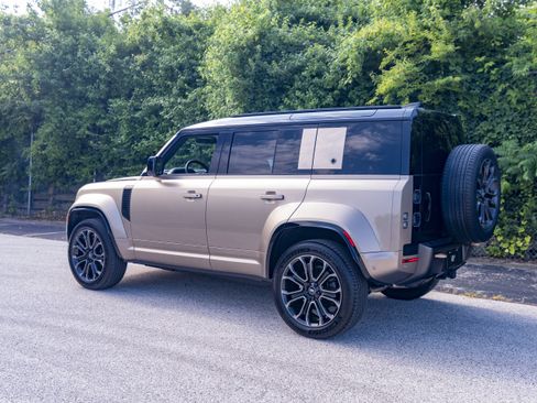Used 2025 Land Rover Defender 110 AWD/4WD image 5
