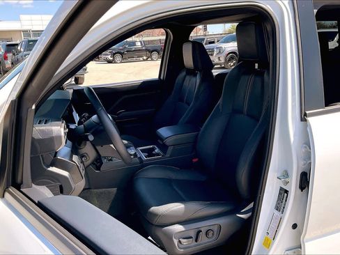 Used 2025 Toyota 4Runner Limited AWD/4WD image 8