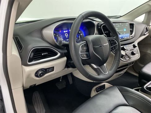 Used 2024 Chrysler Pacifica Touring-L image 2