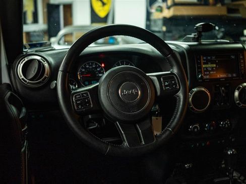 Used 2017 Jeep Wrangler Unlimited Rubicon w/ Connectivity Group AWD/4WD image 14