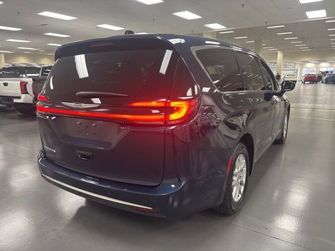 Used 2024 Chrysler Pacifica Touring-L image 7