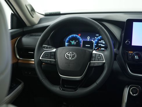 Used 2025 Toyota Grand Highlander AWD image 16