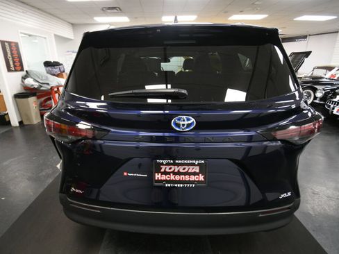 Used 2025 Toyota Sienna XLE FWD image 6