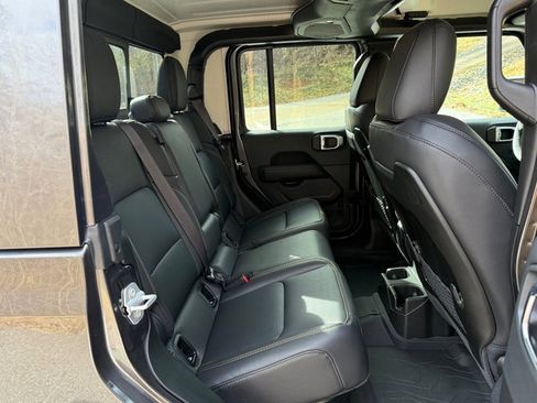 Used 2025 Jeep Gladiator Sport image 20