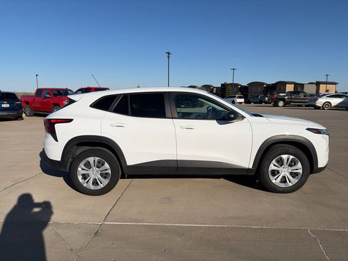 Certified 2025 Chevrolet Trax LS FWD image 1