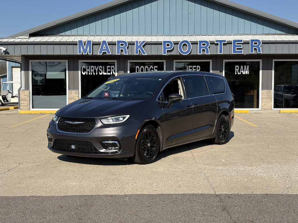 Used 2023 Chrysler Pacifica Touring-L FWD image 1