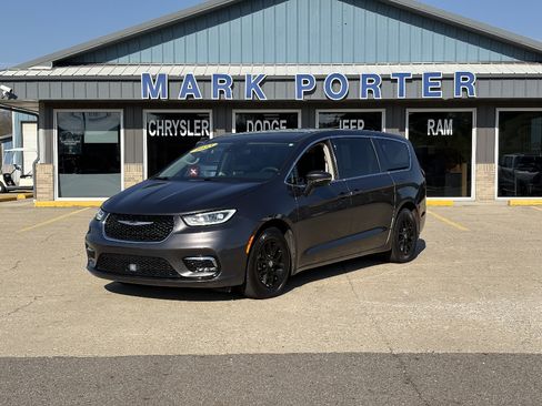 Used 2023 Chrysler Pacifica Touring-L FWD image 1
