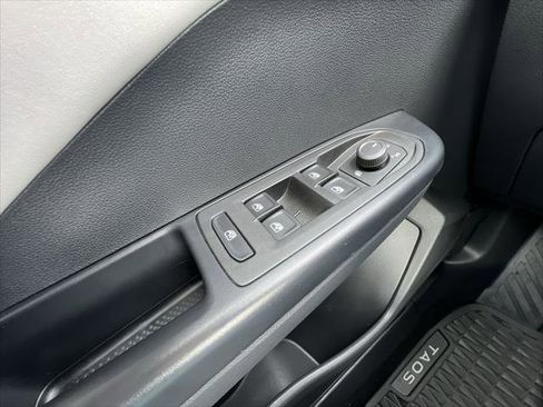 Used 2025 Volkswagen Taos SE image 13