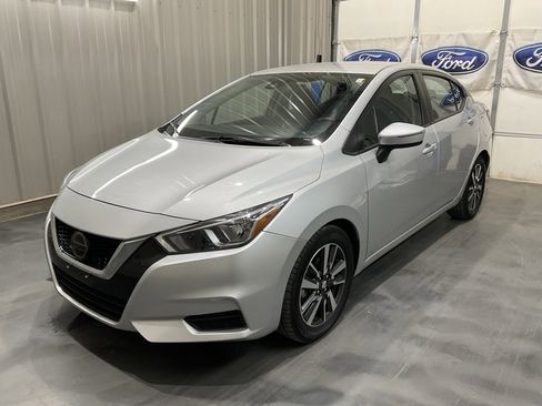 Used 2021 Nissan Versa SV image 3