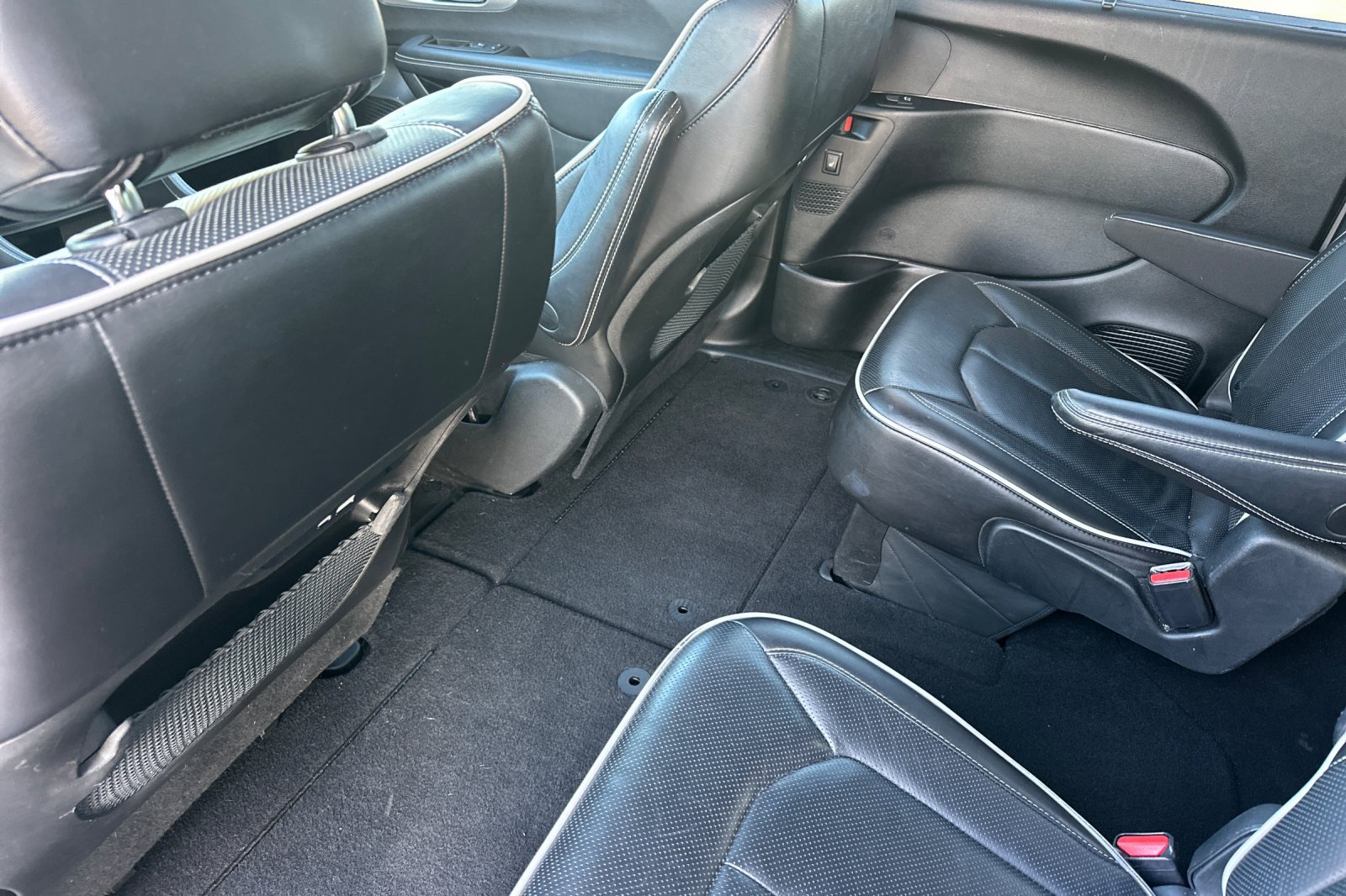 Used 2025 Chrysler Pacifica Limited FWD image 14