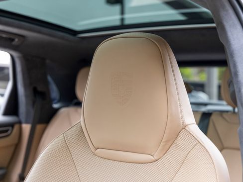 Certified 2023 Porsche Cayenne GTS AWD/4WD image 31