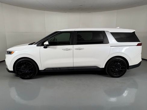 Used 2022 Kia Carnival LX image 5