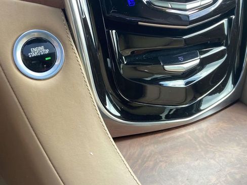 Used 2017 Cadillac Escalade Platinum AWD/4WD image 26