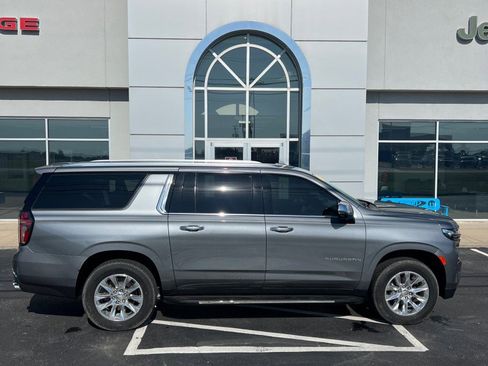 Used 2021 Chevrolet Suburban Premier w/ Premium Package AWD/4WD image 3