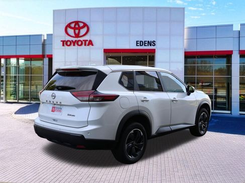 Used 2024 Nissan Rogue SV AWD/4WD image 3