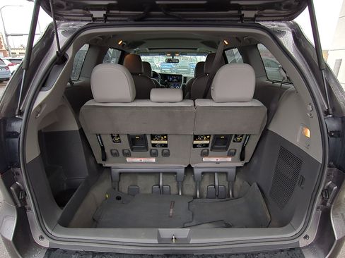 Used 2015 Toyota Sienna Limited image 34