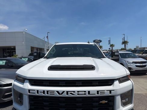 Used 2023 Chevrolet Silverado 2500 Custom w/ Custom Value Package image 4