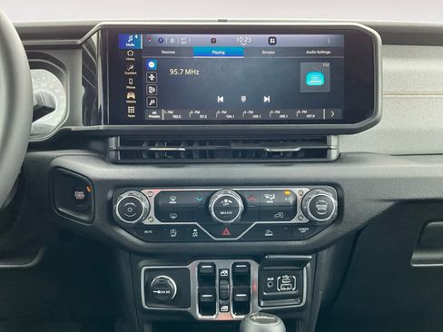 Used 2025 Jeep Gladiator Sport image 13