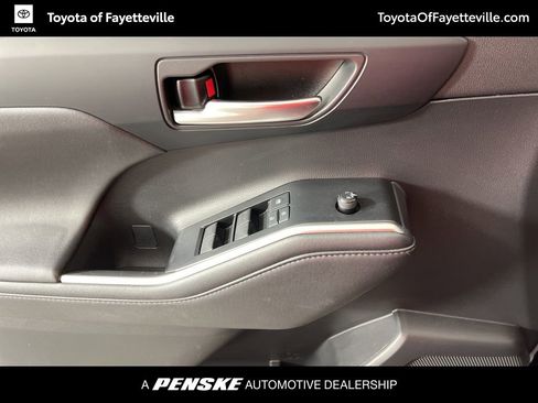 Used 2021 Toyota Highlander XLE image 29