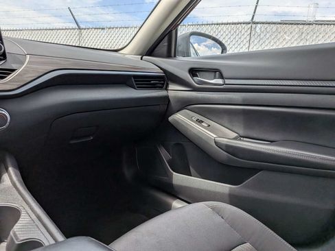 Used 2025 Nissan Altima 2.5 SV FWD image 15