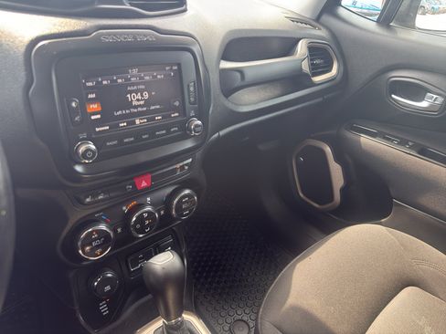 Used 2017 Jeep Renegade Latitude AWD/4WD image 21