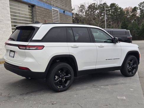 New 2025 Jeep Grand Cherokee Altitude image 7