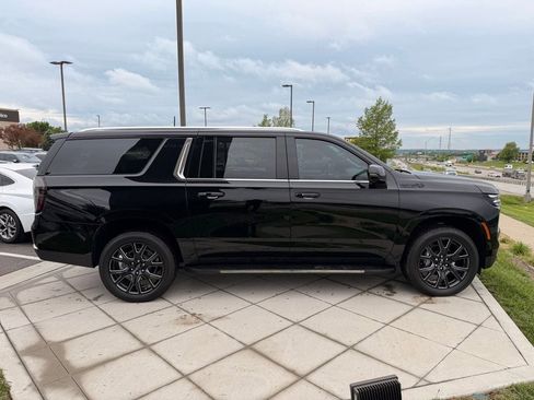 Used 2026 Chevrolet Suburban LT w/ Comfort Package AWD/4WD image 6