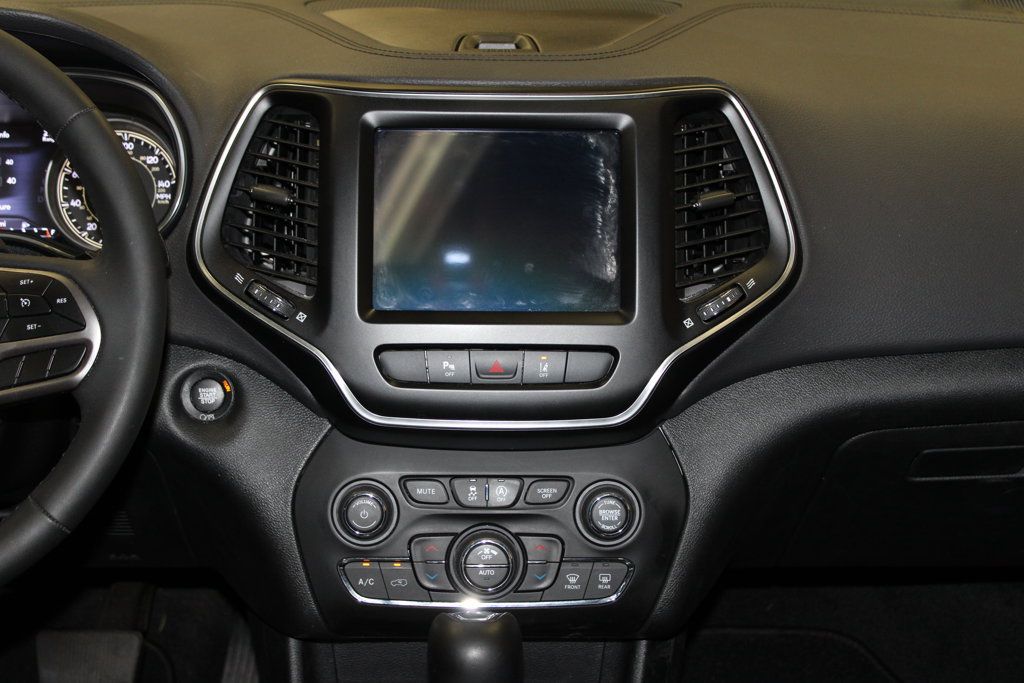 Certified 2021 Jeep Cherokee Latitude Lux w/ Sun & Sound Group AWD/4WD image 15