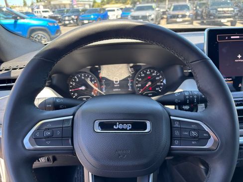 Used 2025 Jeep Compass Limited AWD/4WD image 29