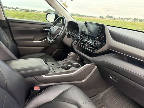 Used 2022 Toyota Highlander XLE FWD image 13