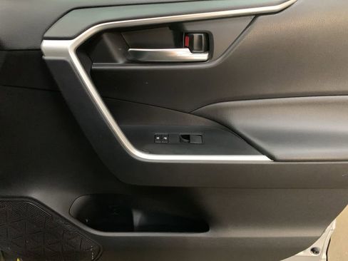 Used 2021 Toyota RAV4 XLE image 19