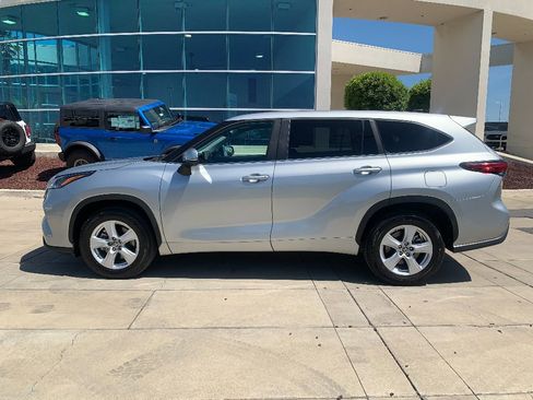 Used 2023 Toyota Highlander LE image 4