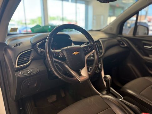 Used 2019 Chevrolet Trax LT w/ LT Convenience Package AWD/4WD image 16
