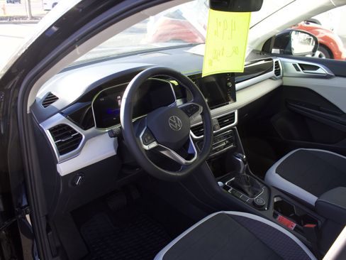 New 2025 Volkswagen Taos SE image 10